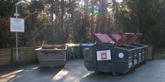 eine Reihe von Müllcontainern