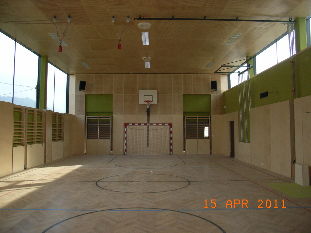 ein Basketballplatz mit einem Basketballkorb